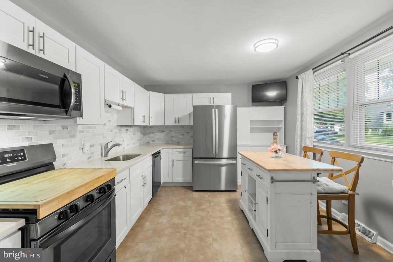 406 Memorial Ave - Photo 5 of 23