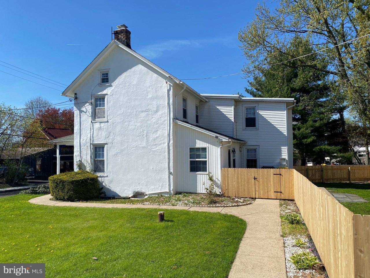 111 Middle Rd - Photo 3 of 19