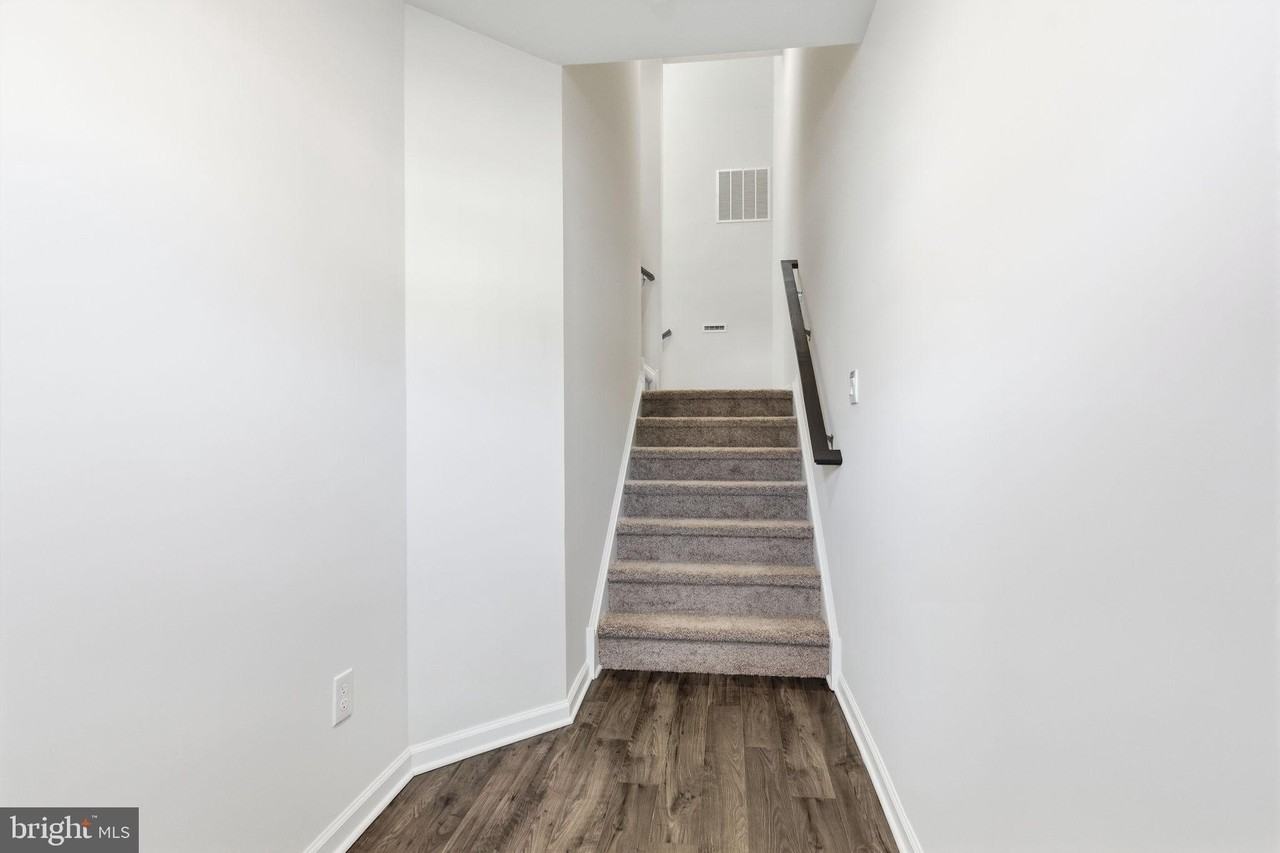 1082 Meadowlark Dr - Photo 3 of 32