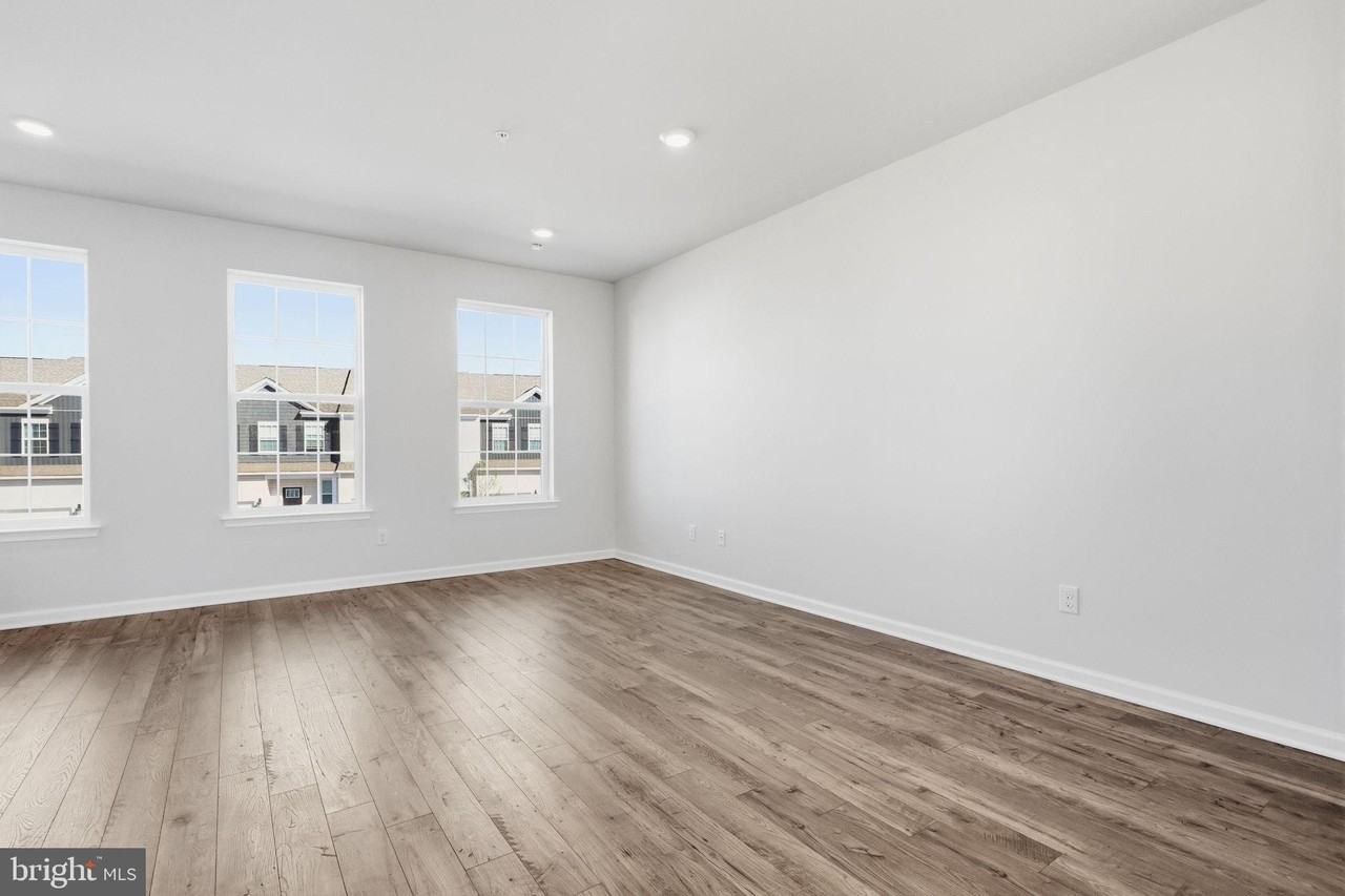 1082 Meadowlark Dr - Photo 4 of 32