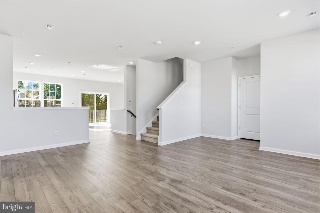 1082 Meadowlark Dr - Photo 5 of 32