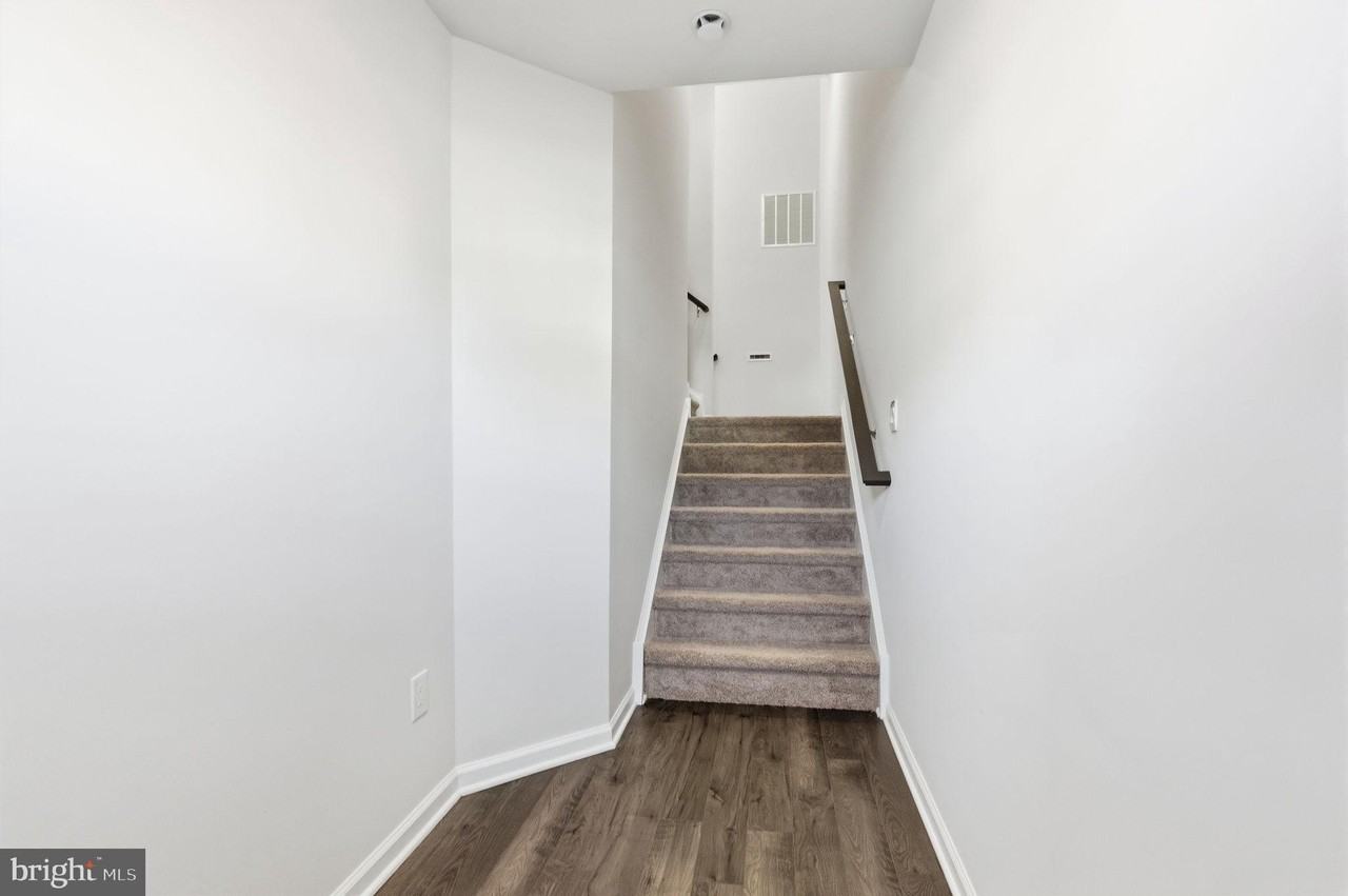 1084 Meadowlark Dr - Photo 3 of 32