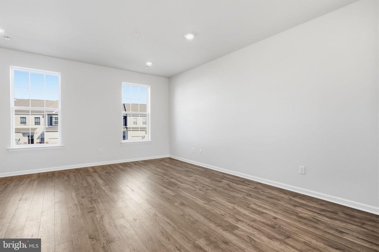 1084 Meadowlark Dr - Photo 4 of 32