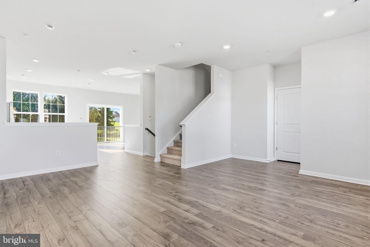 1084 Meadowlark Dr - Photo 5 of 32