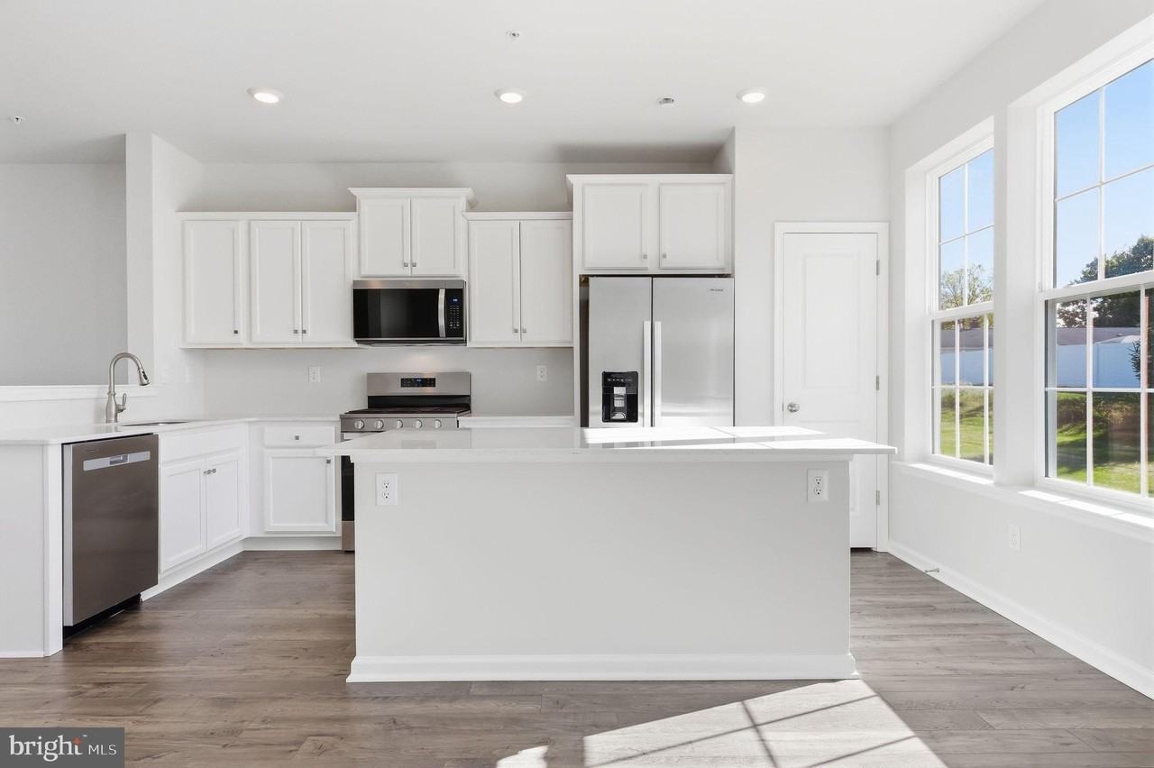 1084 Meadowlark Dr - Photo 7 of 32