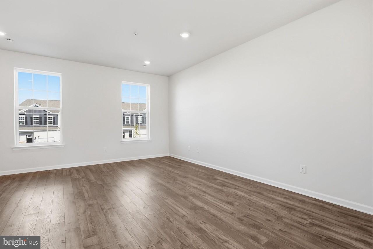 1086 Meadowlark Dr - Photo 4 of 32