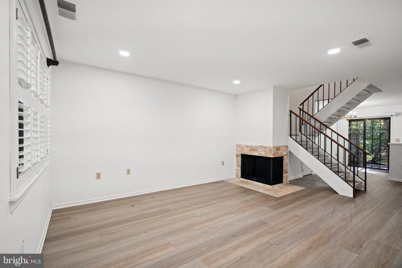 11307 Headlands Ct - Photo 5 of 32