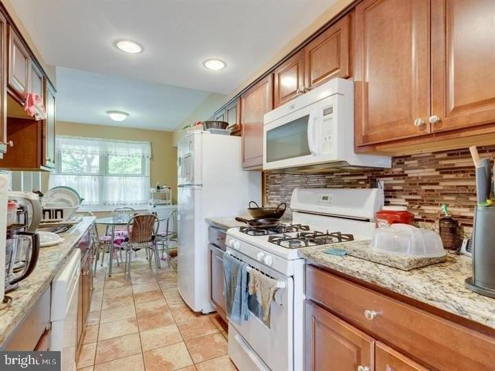9902 Lakepointe Dr - Photo 6 of 23