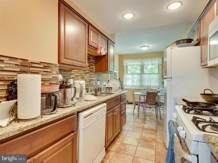 9902 Lakepointe Dr - Photo 7 of 23