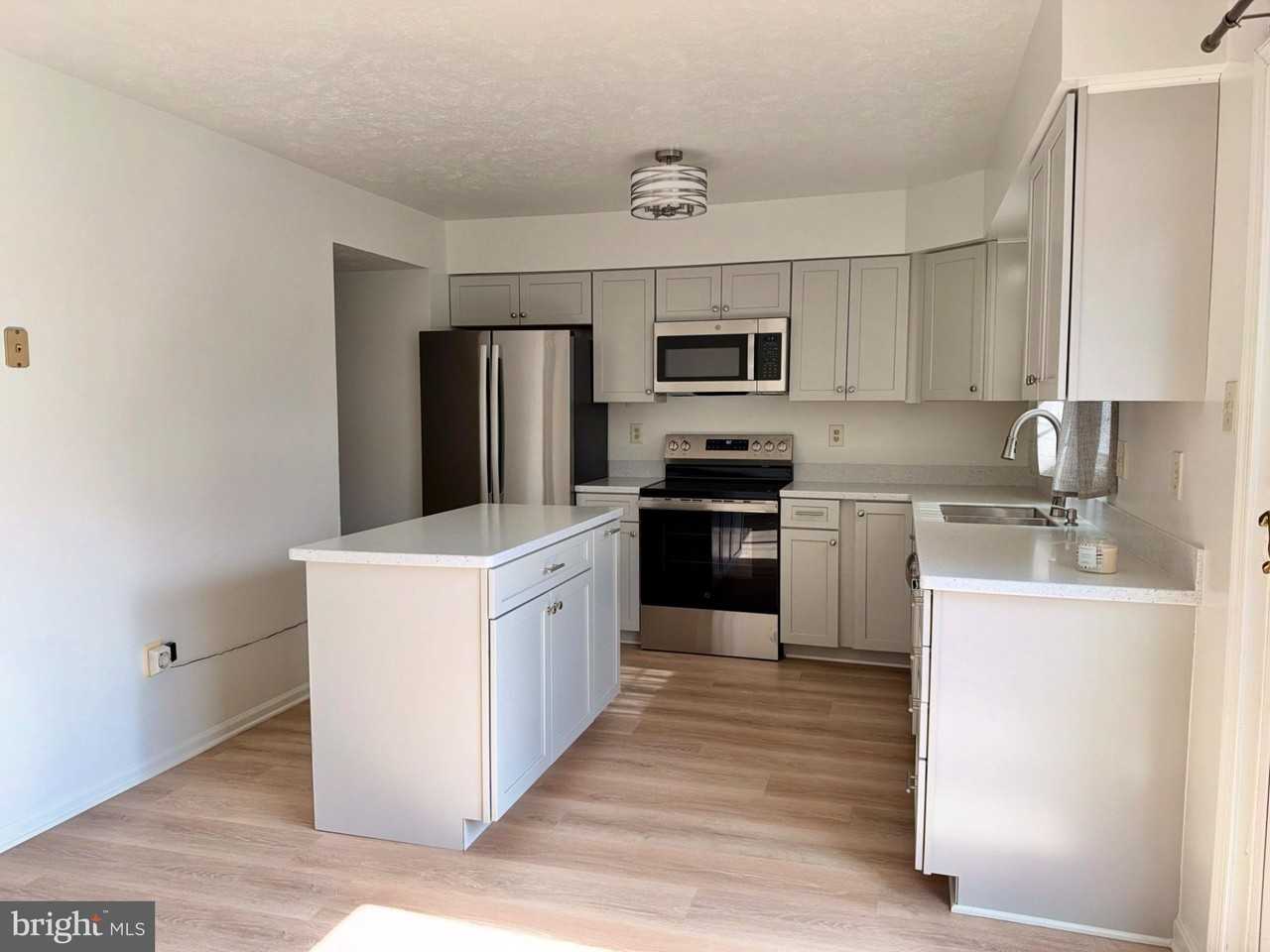 11021 Tower Pl - Photo 5 of 16