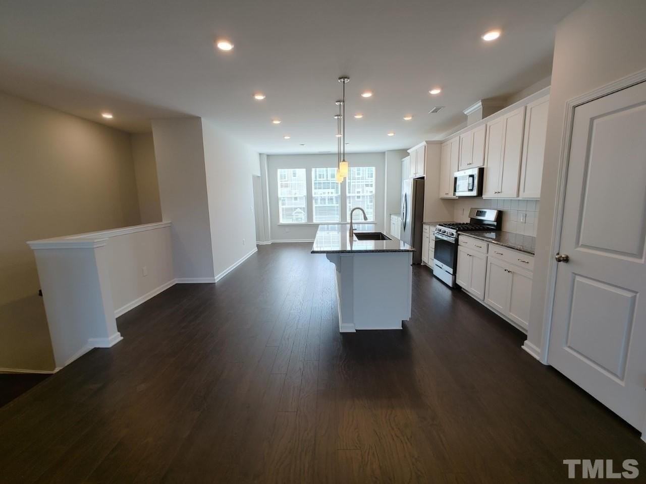 1029 Commack Dr - Photo 3 of 30