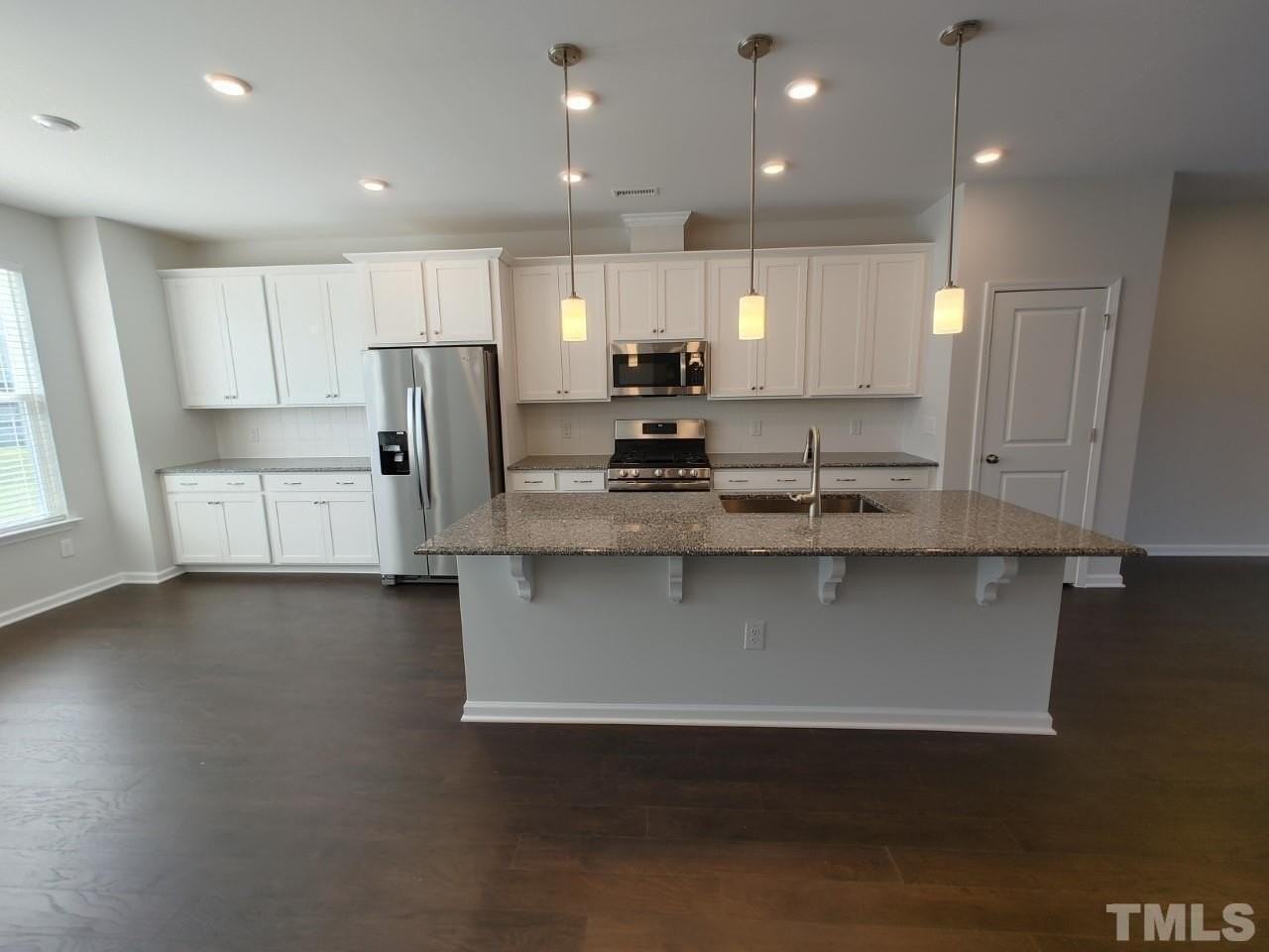 1029 Commack Dr - Photo 4 of 30