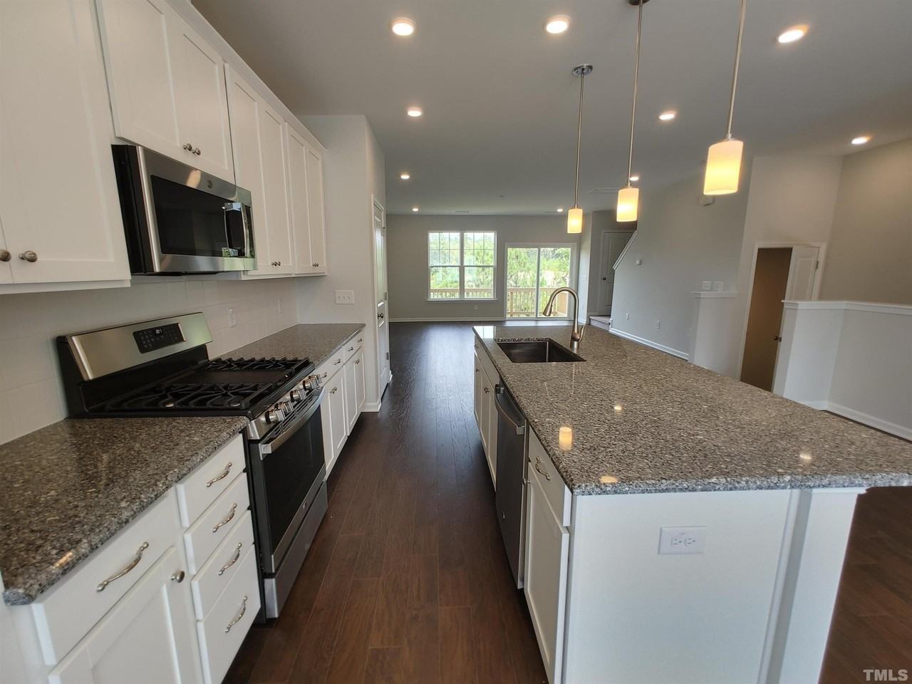 1029 Commack Dr - Photo 5 of 30