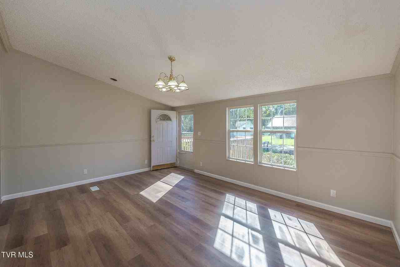 2211 Diana Ave - Photo 5 of 35