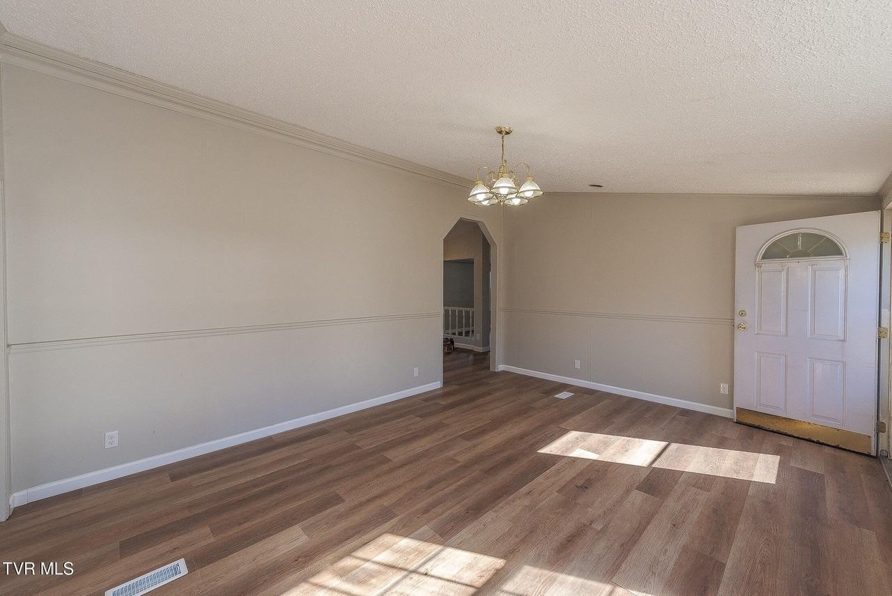 2211 Diana Ave - Photo 6 of 35