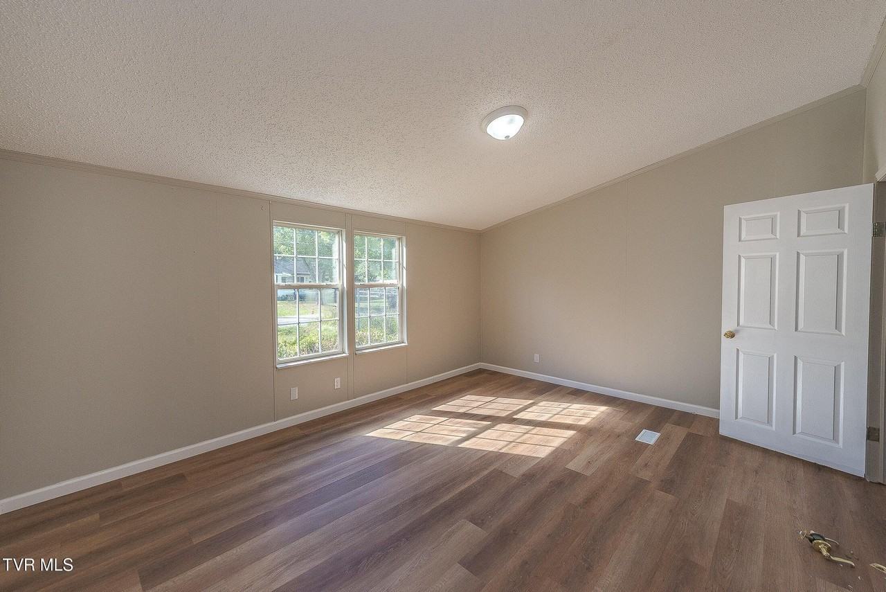 2211 Diana Ave - Photo 7 of 35