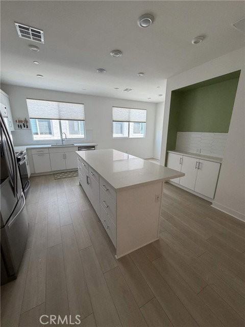 605 S Lyon St - Photo 4 of 7