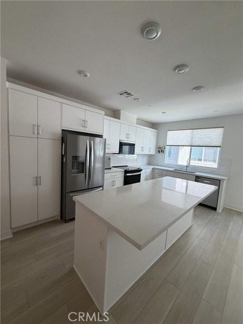 605 S Lyon St - Photo 5 of 7