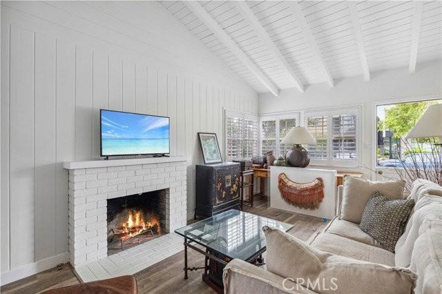 317 Iris Ave - Photo 2 of 8