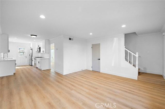 130 Lexington Ln - Photo 2 of 8