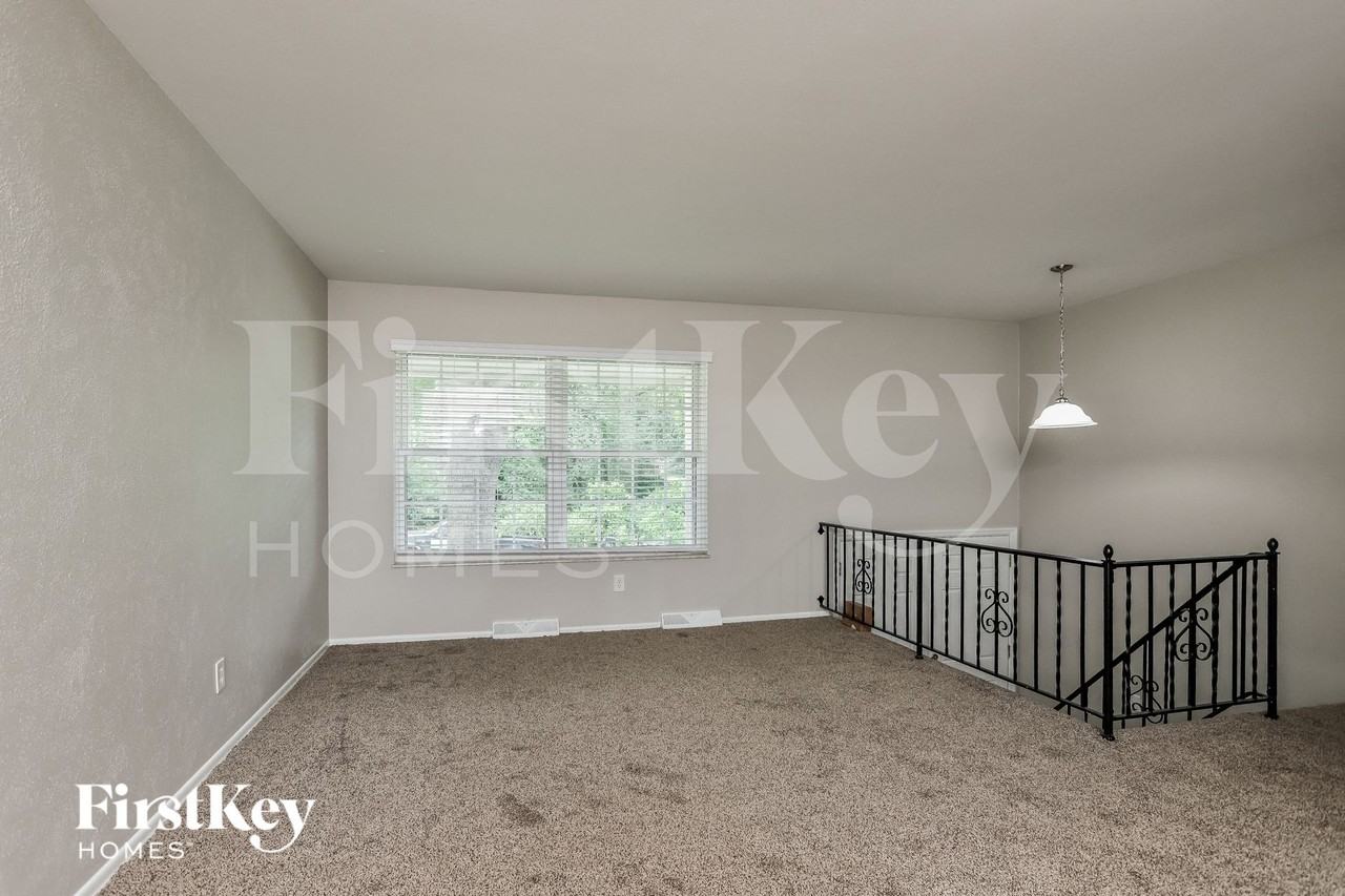 11266 Briarstone Dr - Photo 3 of 15