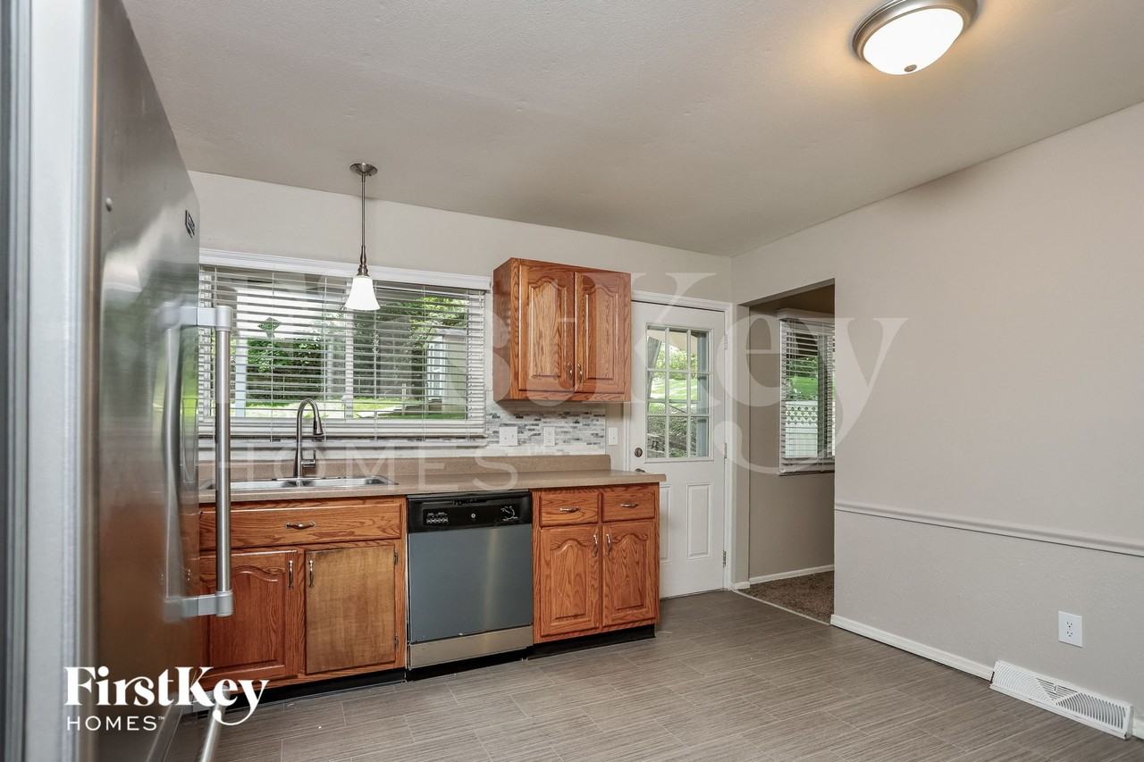 11266 Briarstone Dr - Photo 6 of 15
