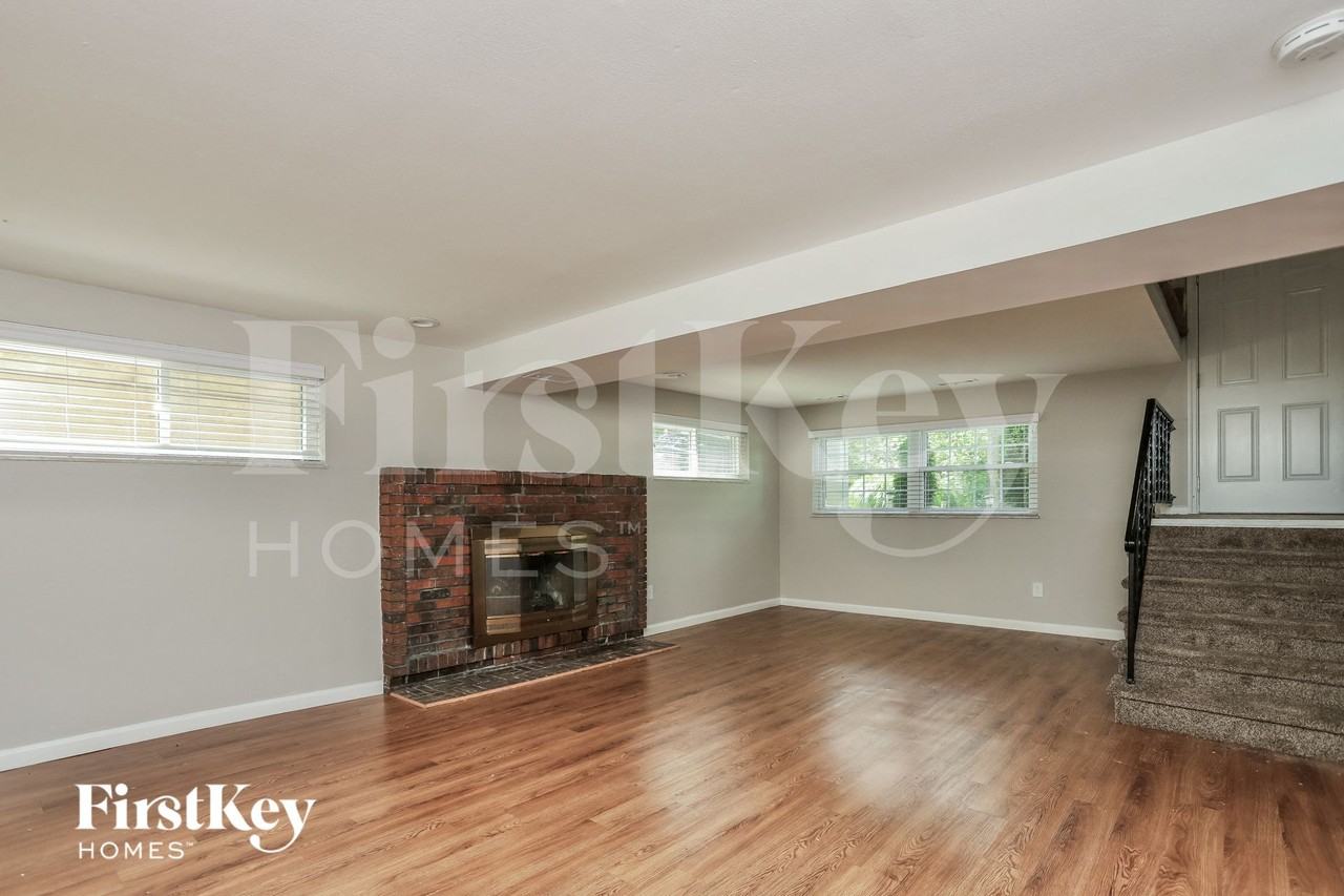 11266 Briarstone Dr - Photo 7 of 15