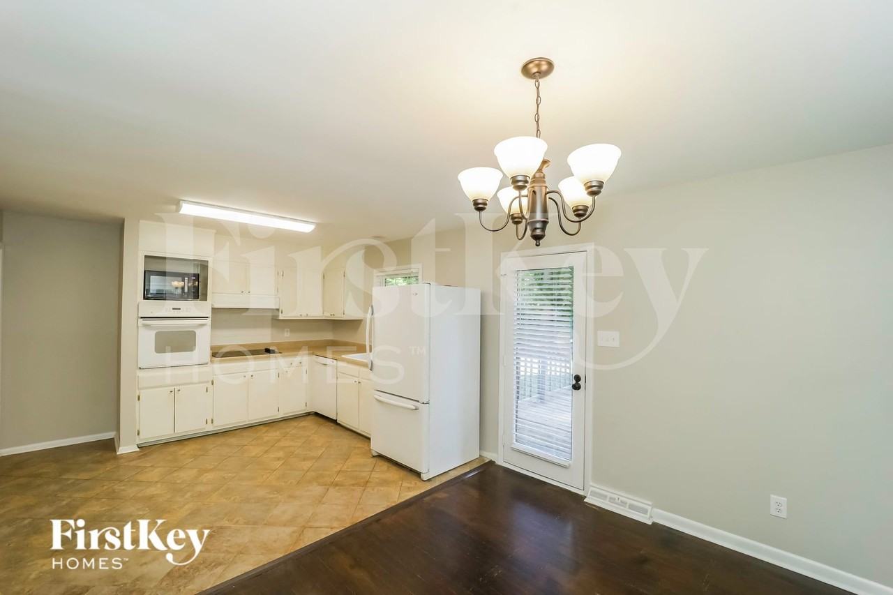 2914 Stratford Dr - Photo 3 of 15