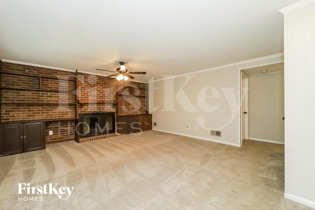 2914 Stratford Dr - Photo 4 of 15