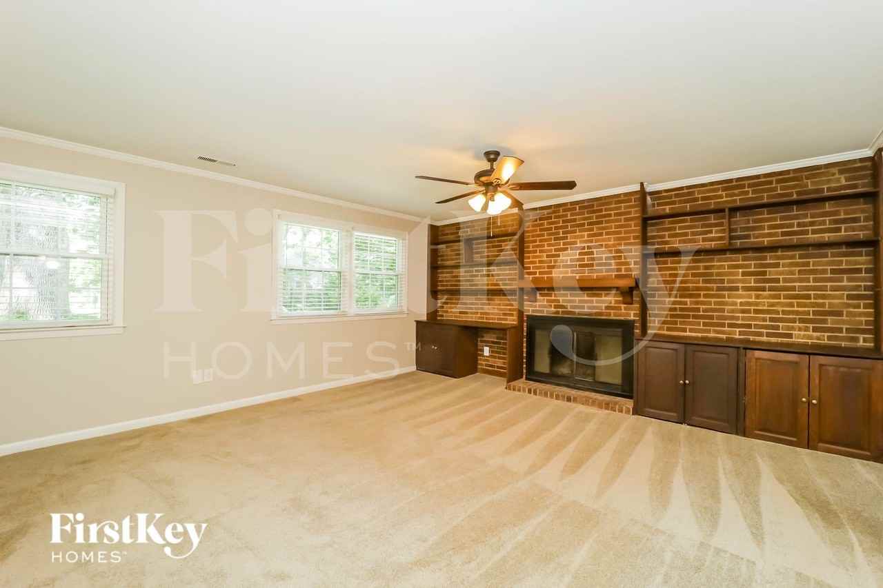 2914 Stratford Dr - Photo 5 of 15