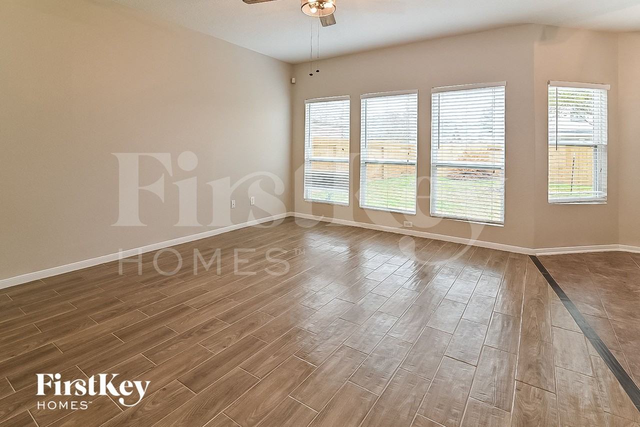 22610 Spring Crossing Dr - Photo 2 of 16