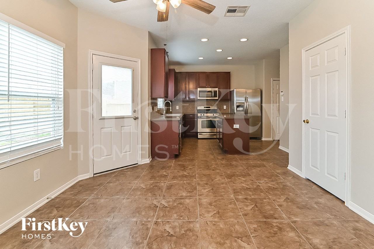 22610 Spring Crossing Dr - Photo 5 of 16