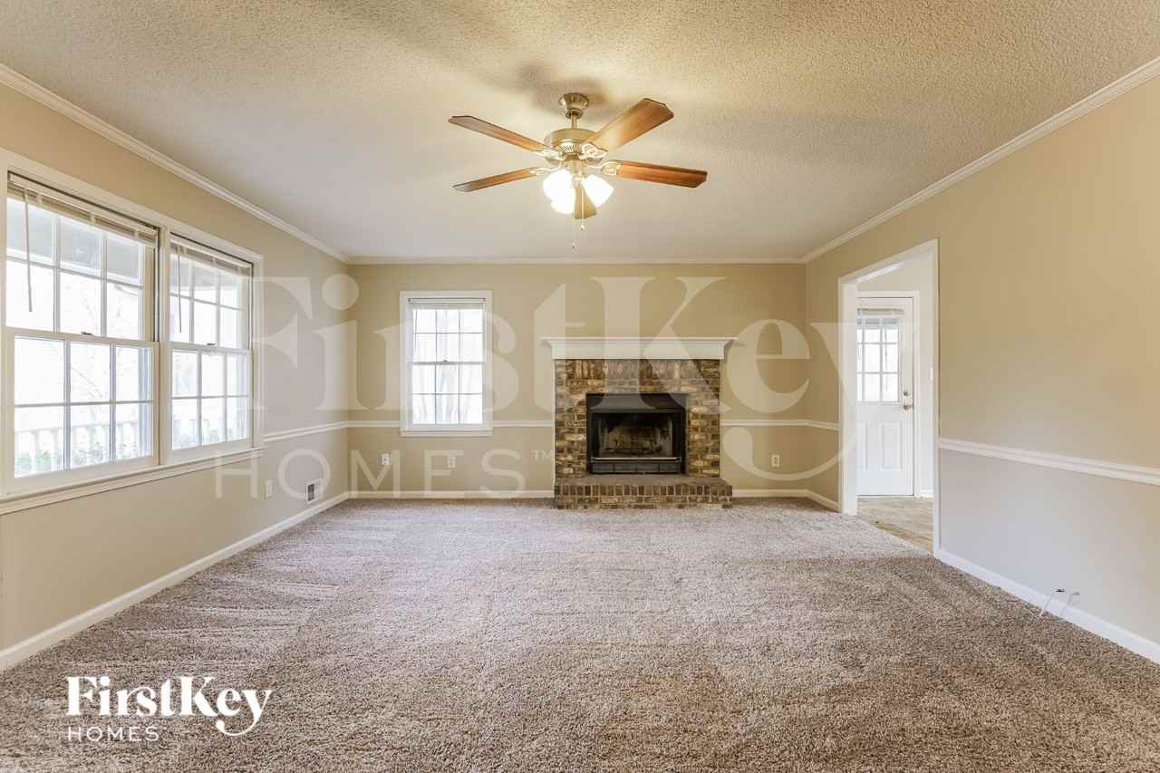 273 Hollis Cir - Photo 4 of 16