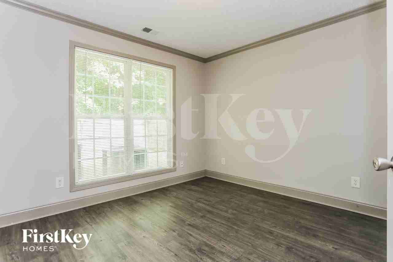 694 Millstone Dr - Photo 3 of 15