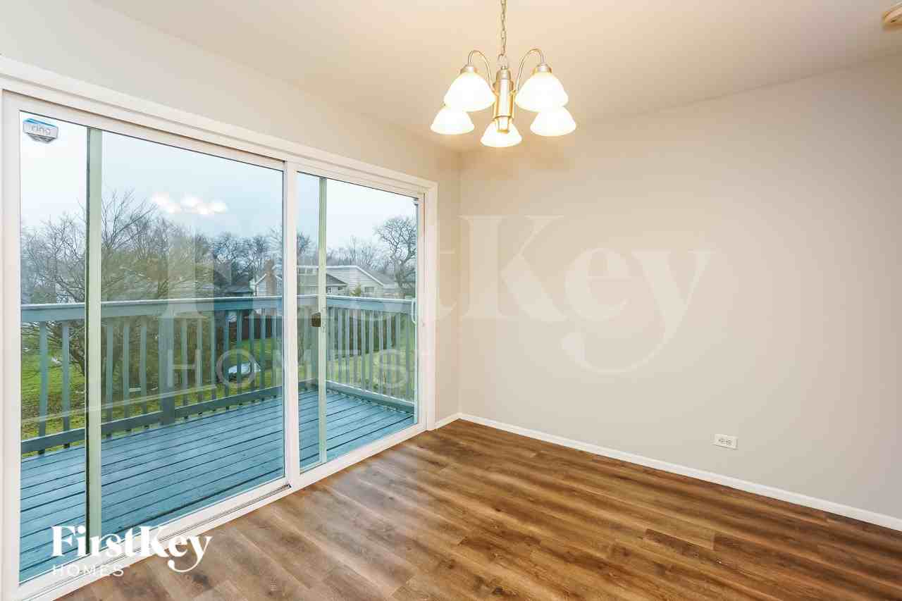 3317 Fountainbleau Dr - Photo 4 of 16