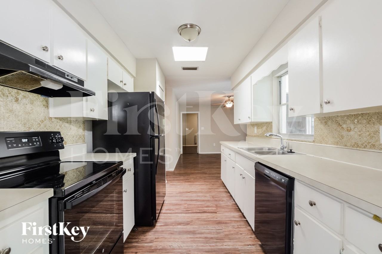 2470 Southland Rd - Photo 5 of 17