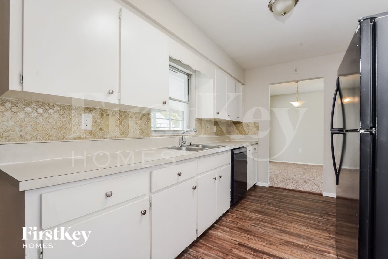 2470 Southland Rd - Photo 6 of 17