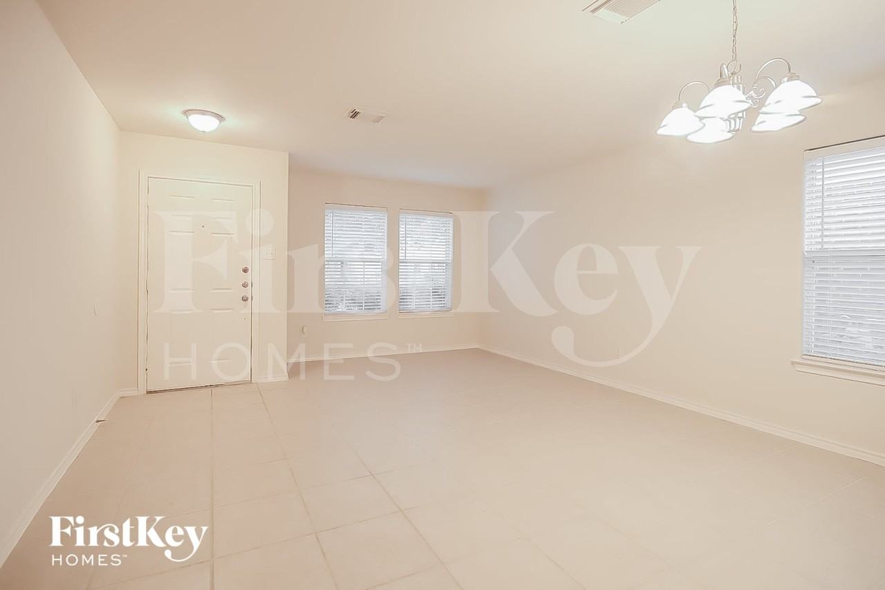 19323 Mission Cove Ln - Photo 4 of 17