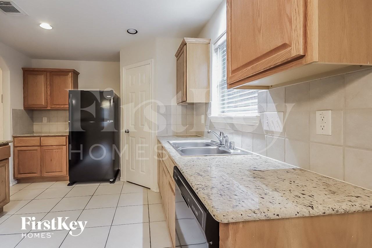 19323 Mission Cove Ln - Photo 5 of 17