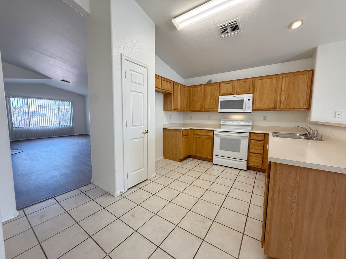 11171 W Griswold Rd - Photo 3 of 31