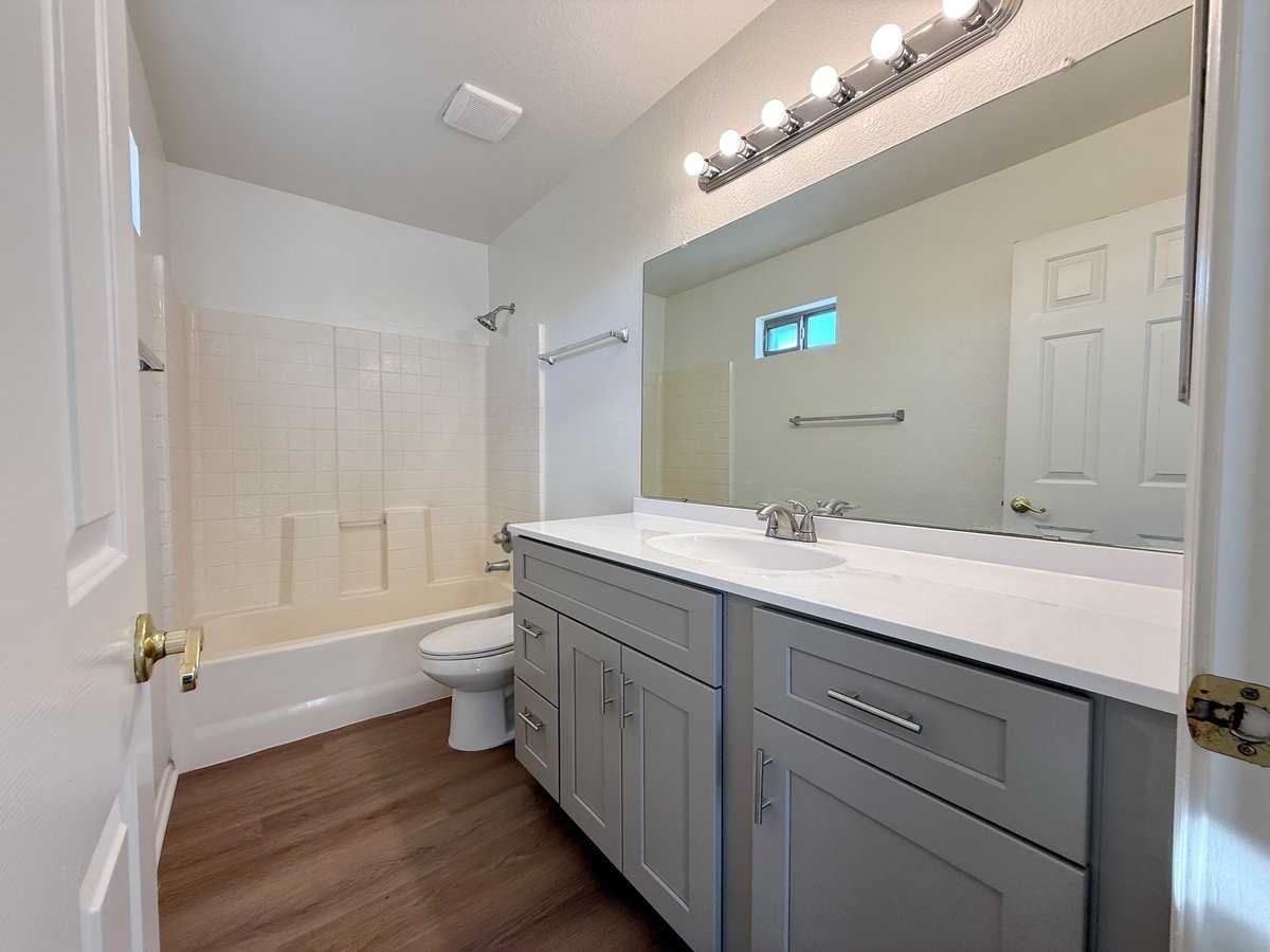 11171 W Griswold Rd - Photo 4 of 31