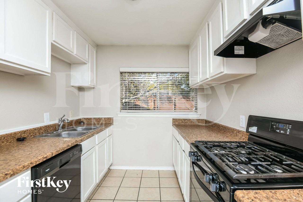 1003 Belemeade St - Photo 6 of 16