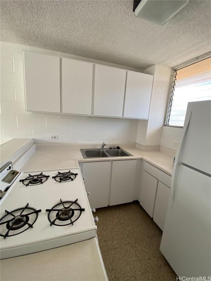 1403 Makiki St #B402 - Photo 2 of 9