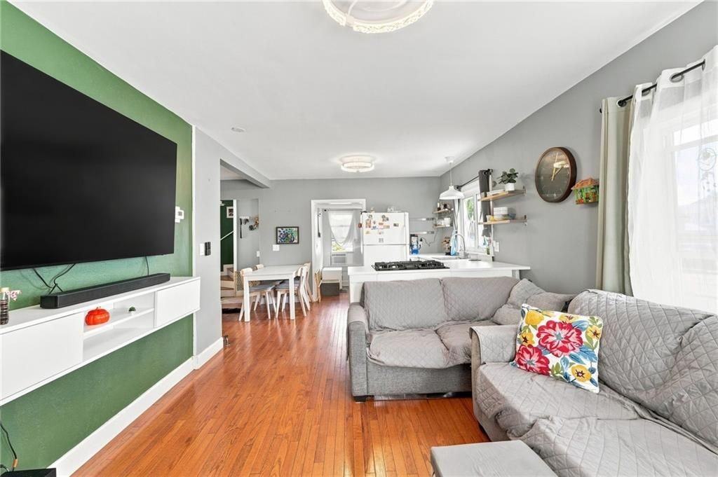 353 Smithfield Ave - Photo 3 of 12