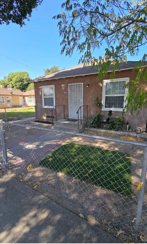 8642 Bennett Ave - Photo 2 of 10