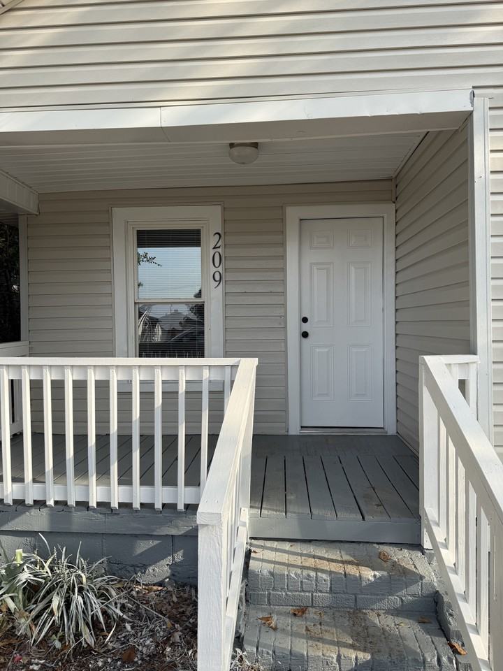209 E Elm St #NA - Photo 2 of 13