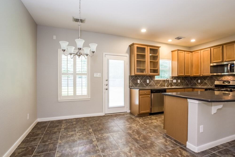 10719 Longleaf Dr - Photo 4 of 14