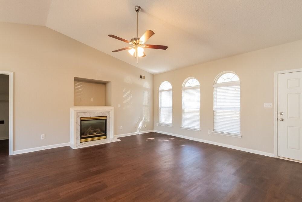 6917 Lowen Rd - Photo 4 of 17