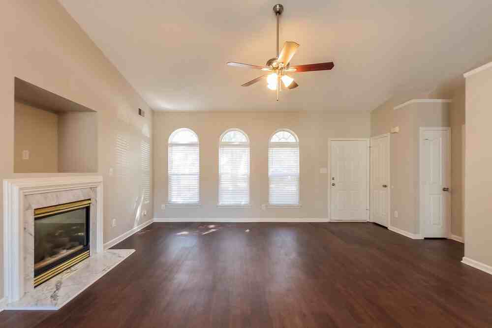 6917 Lowen Rd - Photo 5 of 17