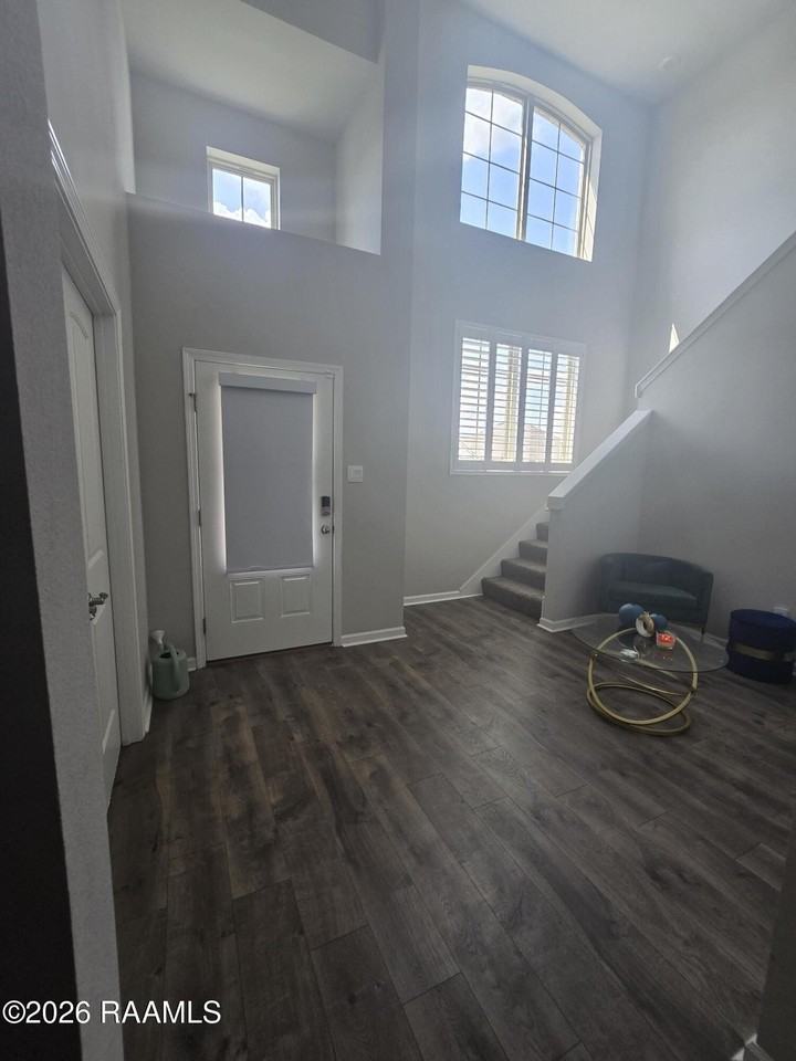 219 S Lakepointe Dr - Photo 2 of 14